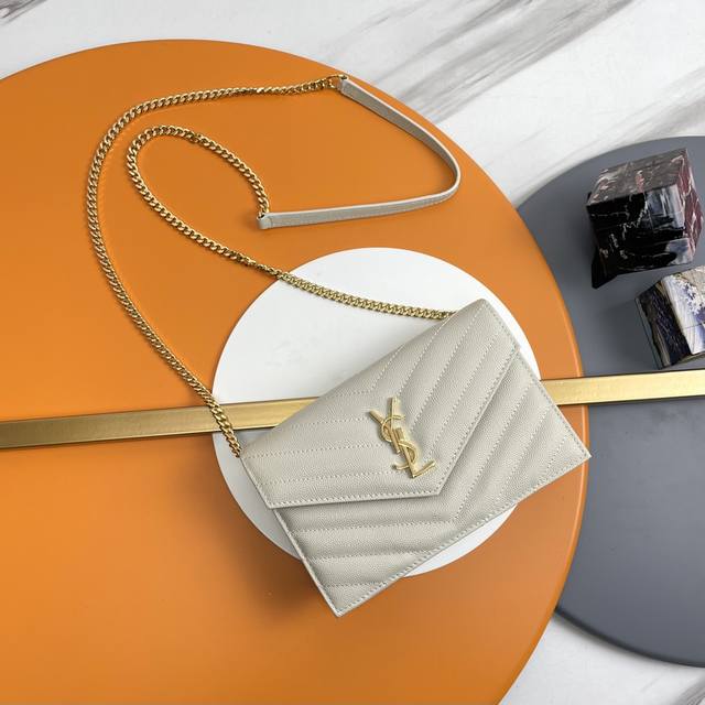 Woc小号信封包来袭，说到信封包，Y家的这一只一定必须要拥有名字！整包采用原厂鱼子酱牛皮制作，版型立体，手感舒适！可拆卸的肩带设计丰富了包包的多用性，肩带拆掉可