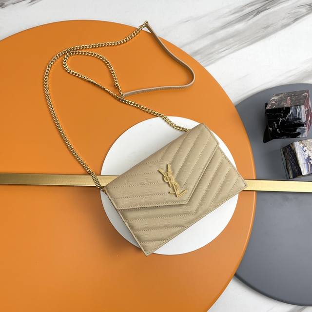 Woc小号信封包来袭，说到信封包，Y家的这一只一定必须要拥有名字！整包采用原厂鱼子酱牛皮制作，版型立体，手感舒适！可拆卸的肩带设计丰富了包包的多用性，肩带拆掉可