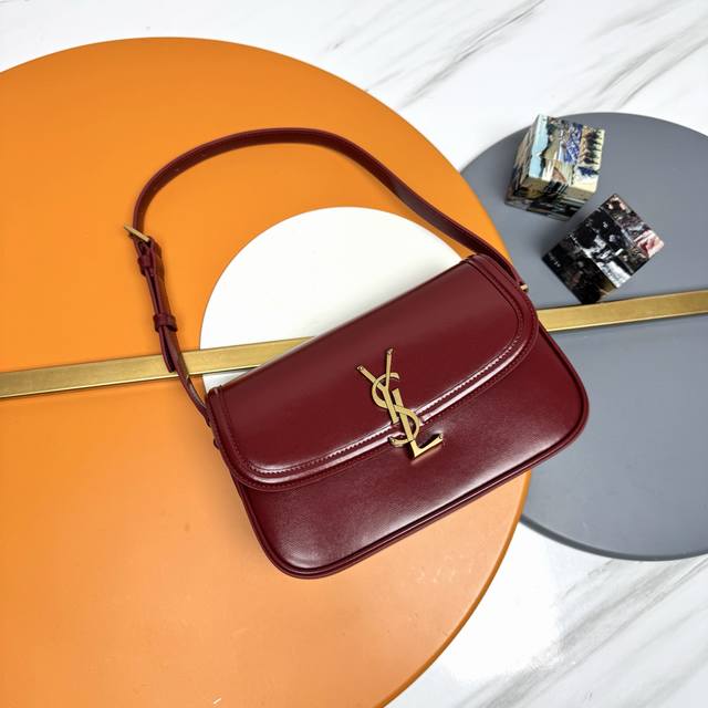 好迷人的飒爽质感 [Ysl 圣罗兰 女士Solferino中号Box皮革手袋 牛皮手感及皮面的柔韧全新设计的“L”字母上下对半开扣，彻底颠覆你对包扣的认知，不禁