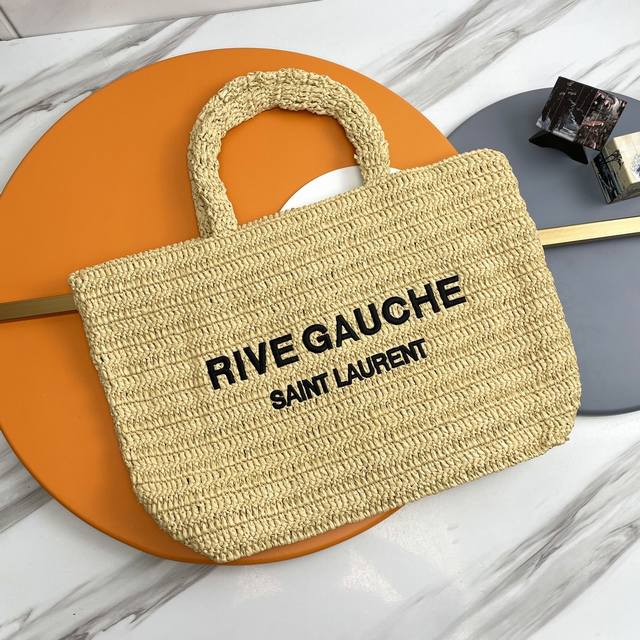 杏色 Rive Gauche拉菲草编织Tote！ 满满的艺术气息～拉菲草编织非常扎实 超有质感 日常搭配私服也不会出错的单品 自然风的设计 仿佛都能呼吸 喜欢的