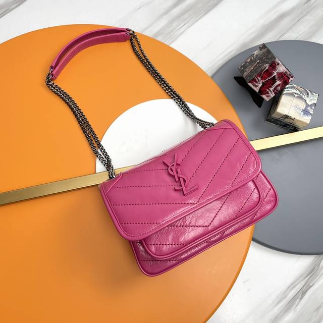 原单Niki 褶皱纹皮-22Cm 爆Niki 再次震撼袭来，全新褶皱纹牛皮材质，比之前的褶皱牛皮更有气质，非凡的质感扑面而来，手感非常丝滑细腻！包身两边加了固定