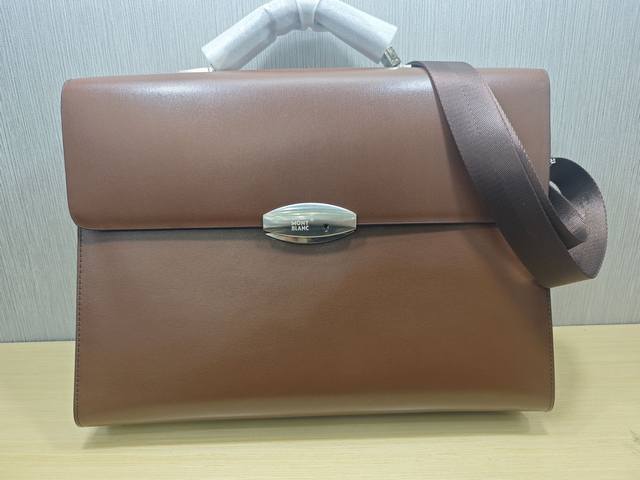 顶级专柜老鼠狠货 最新火爆款万宝龙不锈钢密码锁手提公文包火爆款大量出货啦,叫嚣专柜货顶级原单货纸上谈兵吹牛皮的咱不会，请让狠货说话。款式可以复制抄袭，材料做工骗