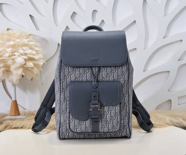 Dior-迪奥专柜最新款马鞍双肩背包官网同步 原单品质 深灰色 采用米色和黑色Oblique 印花面料精心制作 饰以奢华的黑色粒面牛皮 手感超赞 时尚设计 突显