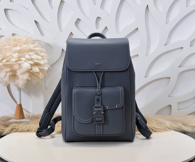 Dior-迪奥专柜最新款马鞍双肩背包官网同步 原单品质 深灰色 全皮款 采用奢华的黑色粒面牛皮 皮质柔软 手感超赞 时尚设计 突显马鞍风格 正面饰以Logo标志 Dior-迪奥专柜最新款马鞍双肩背包官网同步 原单品质 深灰色 全皮款 采用奢华的黑色粒面牛皮 皮质柔软 手感超赞 时尚设计 突显马鞍风格 正面饰以Logo标志