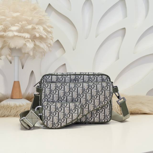 Dior-迪奥专柜最新款斜挎包 单肩包官网同步 卡其色 这款马鞍三件套手袋采用卡其色Oblique 印花面料精心制作 醒目百搭 三合一款式 设有一个主拉链隔层