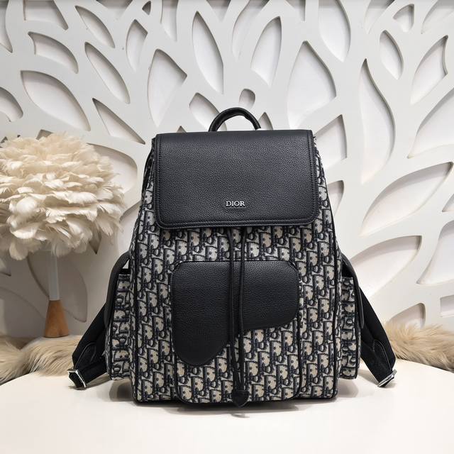 Dior-迪奥专柜最新款马鞍双肩背包官网同步 原单品质 蓝布配皮D1213 采用米色和黑色Oblique 印花提花面料与奢华的黑色粒面牛皮精心制作 皮质柔软 手