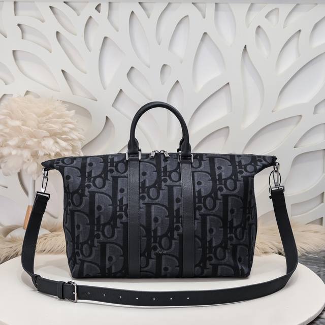 Dior-迪奥专柜2025春季最新款手提包 购物袋官网同步 这款Weekender 40 手袋是春季系列新品 风格简约 采用标志性的米色和黑色超大Oblique