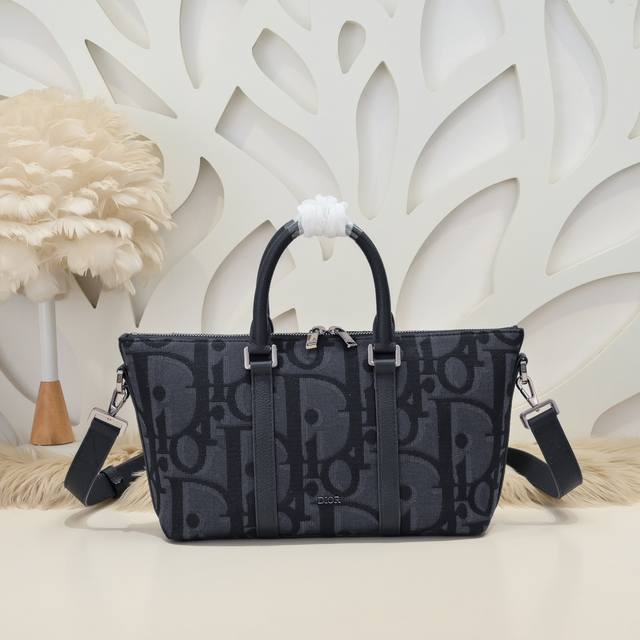 Dior-迪奥专柜2025春季最新款手提包 购物袋官网同步 这款Weekender 25 手袋是春季系列新品 风格简约 采用标志性的米色和黑色超大Oblique