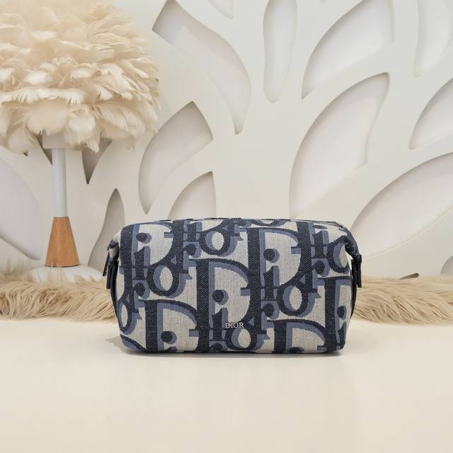 Dior-迪奥专柜最新款洗漱包官网同步 原单品质 这款洗漱包是 春季男装系列新品 采用黑色超大Oblique 印花面料精心制作 重新演绎品牌经典图案 正面饰以D