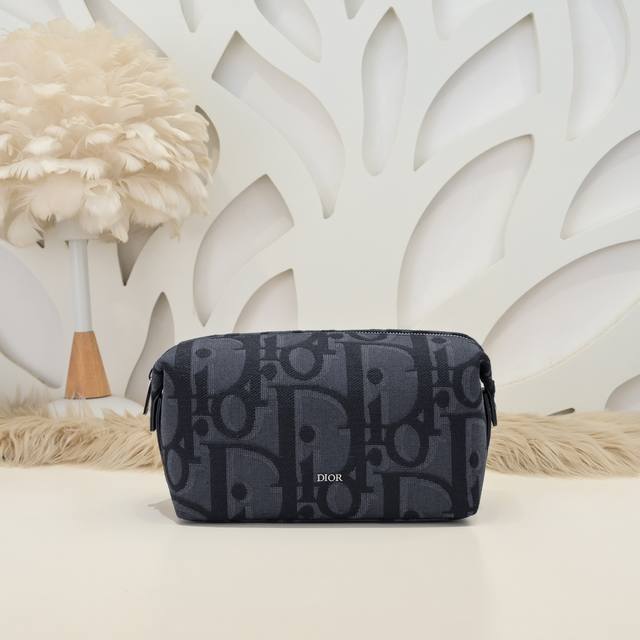 Dior-迪奥专柜最新款洗漱包官网同步 原单品质 这款洗漱包是 春季男装系列新品 采用黑色超大Oblique 印花面料精心制作 重新演绎品牌经典图案 正面饰以D