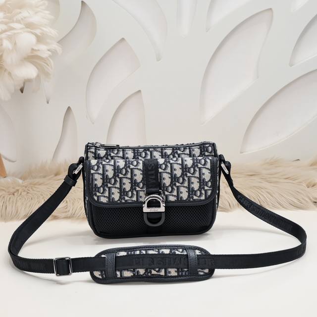 Dior-迪奥专柜最新款男士单肩包 斜挎包官网同步 D908 秋季男装系列全新推出 别具一格的设计彰显现代魅力和简约美学 采用黑色和米色Oblique 印花面料