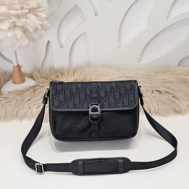 Dior-迪奥专柜最新款男士单肩包 斜挎包官网同步 秋季男装系列全新推出 别具一格的设计彰显现代魅力和简约美学 采用黑色和米色Oblique 印花面料精心制作