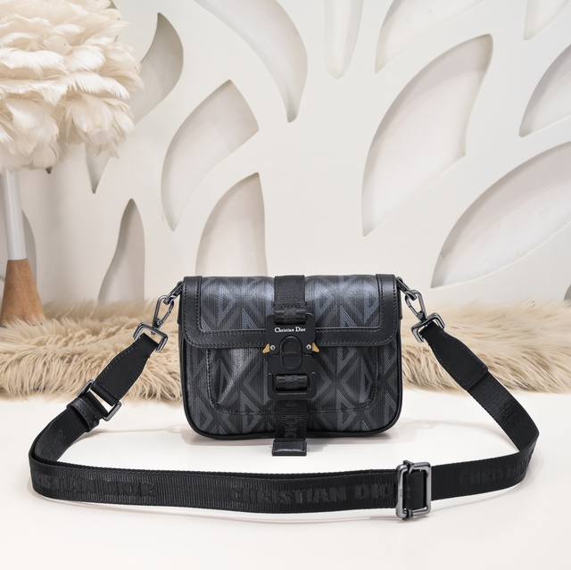 Dior-迪奥专柜最新款信使包 斜跨包官网同步 原单品质 708 这款Dior Hit The Road 信使包是本季的全新款式 将现代风格与Dior的高订精神 Dior-迪奥专柜最新款信使包 斜跨包官网同步 原单品质 708 这款Dior Hit The Road 信使包是本季的全新款式 将现代风格与Dior的高订精神