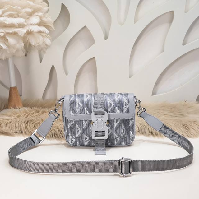 Dior-迪奥专柜最新款信使包 斜跨包官网同步 原单品质 708 这款Dior Hit The Road 信使包是本季的全新款式 将现代风格与Dior的高订精神