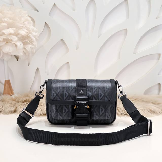 Dior-迪奥专柜最新款信使包 斜跨包官网同步 原单品质 D6013黑 这款Dior Hit The Road 信使包是本季的全新款式 将现代风格与Dior的高
