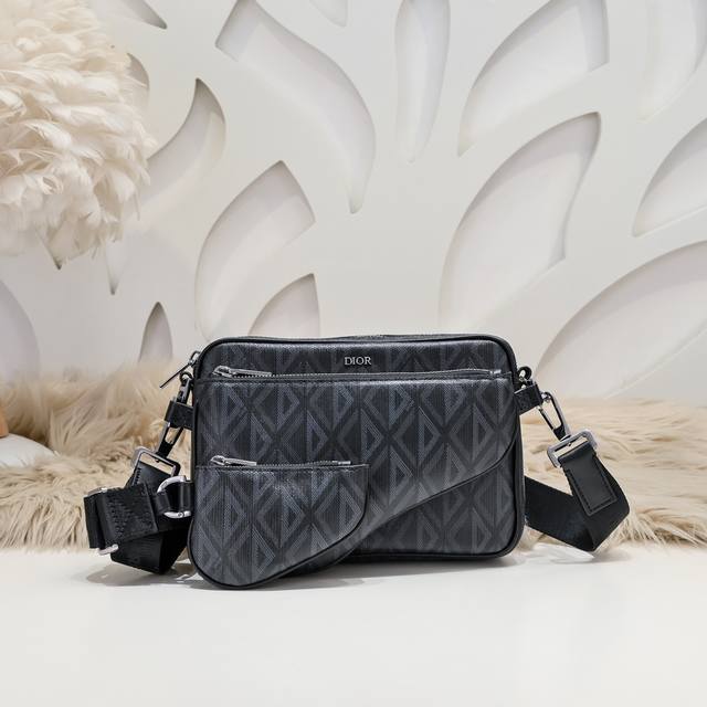 Dior-迪奥专柜最新款单肩包官网同步 原单品质 这款Saddle三门是本季新品 三件套 别具一格 采用黑灰色与黑色相间的Dioroblique提花材质制成 是