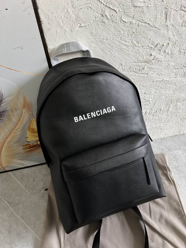 原单跑量 今日新品 独家 Balenciaga 18Ss秋冬新款净版书包背包双肩包 巴黎世家 这一季越出越时尚，采用小牛耐磨实用 手感也非常好容量更不用说，日常