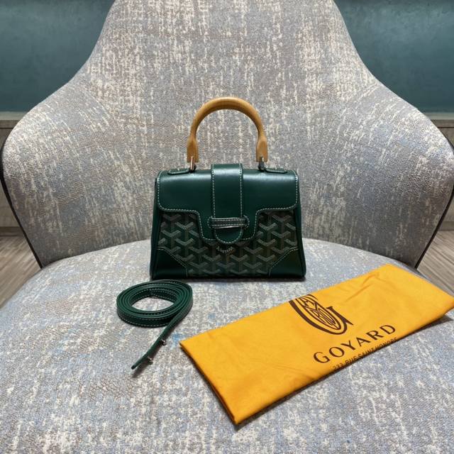 原单跑量 Goyard Sagon Mini 迷你西贡包 是品牌最具代表性的经典包款之一,Goyard的鉴赏家们也早已对其耳熟能详。 以小巧精致的外观唤起Goy 原单跑量 Goyard Sagon Mini 迷你西贡包 是品牌最具代表性的经典包款之一,Goyard的鉴赏家们也早已对其耳熟能详。 以小巧精致的外观唤起Goy