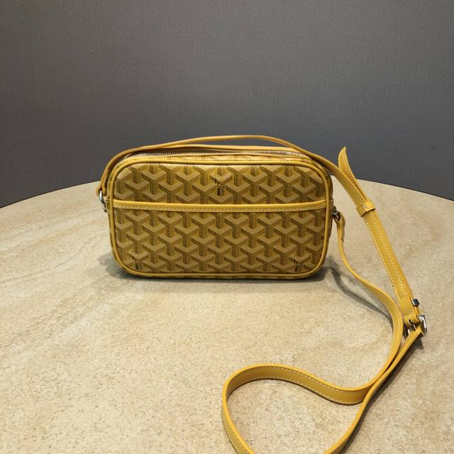 Goyard-Cap Vert高定原单跑量 相机包 小挎包 是Goyard的经典系列当中占据非常重要地位的一款小包，此款包设计由相机包改造而成。 受众多国内外明