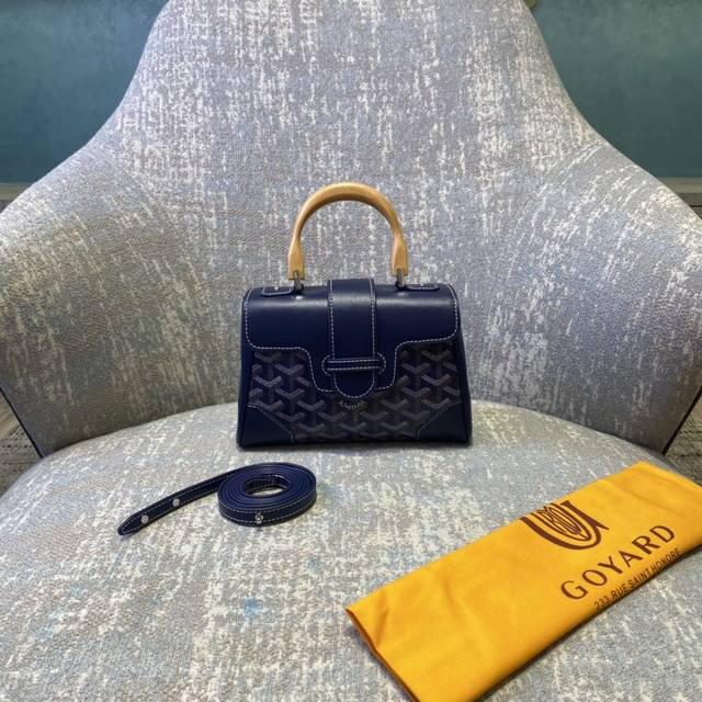 原单跑量 Goyard Sagon Mini 迷你西贡包 是品牌最具代表性的经典包款之一,Goyard的鉴赏家们也早已对其耳熟能详。 以小巧精致的外观唤起Goy 原单跑量 Goyard Sagon Mini 迷你西贡包 是品牌最具代表性的经典包款之一,Goyard的鉴赏家们也早已对其耳熟能详。 以小巧精致的外观唤起Goy