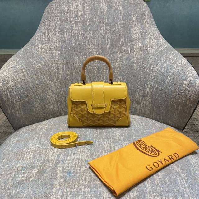 原单跑量 Goyard Sagon Mini 迷你西贡包 是品牌最具代表性的经典包款之一,Goyard的鉴赏家们也早已对其耳熟能详。 以小巧精致的外观唤起Goy 原单跑量 Goyard Sagon Mini 迷你西贡包 是品牌最具代表性的经典包款之一,Goyard的鉴赏家们也早已对其耳熟能详。 以小巧精致的外观唤起Goy