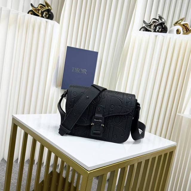 市场最高版本，欢迎对比 专柜买版复刻 保证进口头层牛皮，拒绝二层皮，拒绝超纤皮 小号马鞍翻盖信使包 黑色 Dior Gravity 印花效果皮革和黑色粒面牛皮革