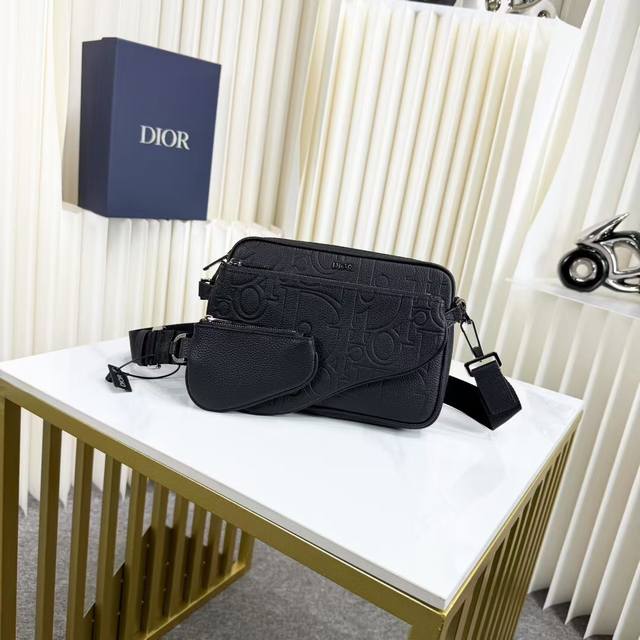 市场最高版本，进口头层牛皮 欢迎对比 马鞍三件套手袋 黑色Diorgravity印花效果皮革和黑色粒面牛皮革 编号:1Adpo276Llg_H00N 这款马鞍三