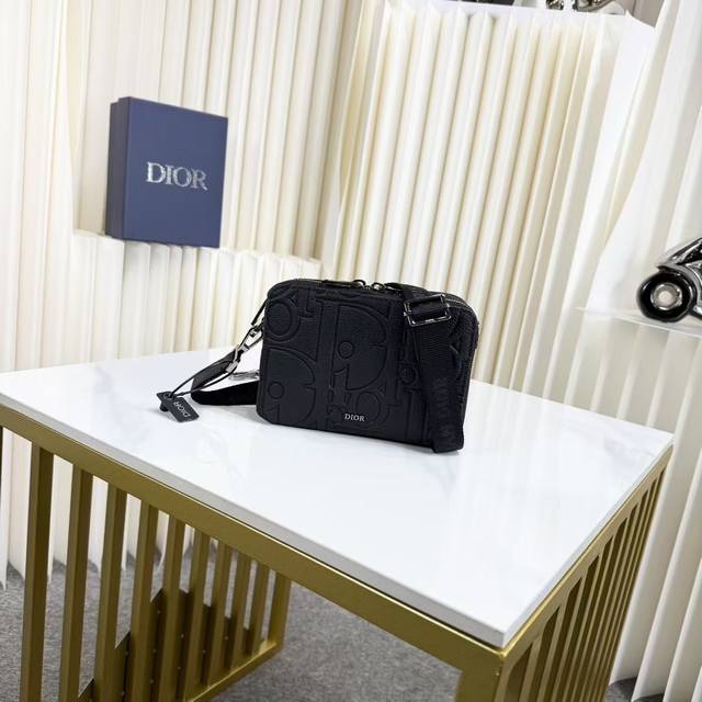 市场最高版本，进口头层牛皮 欢迎对比 拉链手拿包 黑色 Dior Gravity 印花效果皮革搭配肩带 编号: 2Esbc119Llg_H00N 这款拉链手拿包