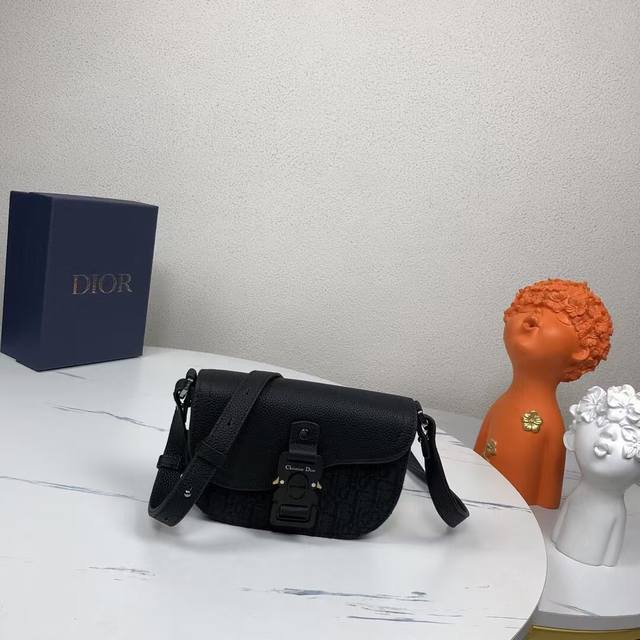 市场最高版本,欢迎对比 这款马鞍手拿包附有肩带,是二零二三春季男装系列推出的新款单品,采用时尚的设计,彰显精致的优雅气质,为经典的马鞍系列提升格调。饰以黑色 O 市场最高版本,欢迎对比 这款马鞍手拿包附有肩带,是二零二三春季男装系列推出的新款单品,采用时尚的设计,彰显精致的优雅气质,为经典的马鞍系列提升格调。饰以黑色 O