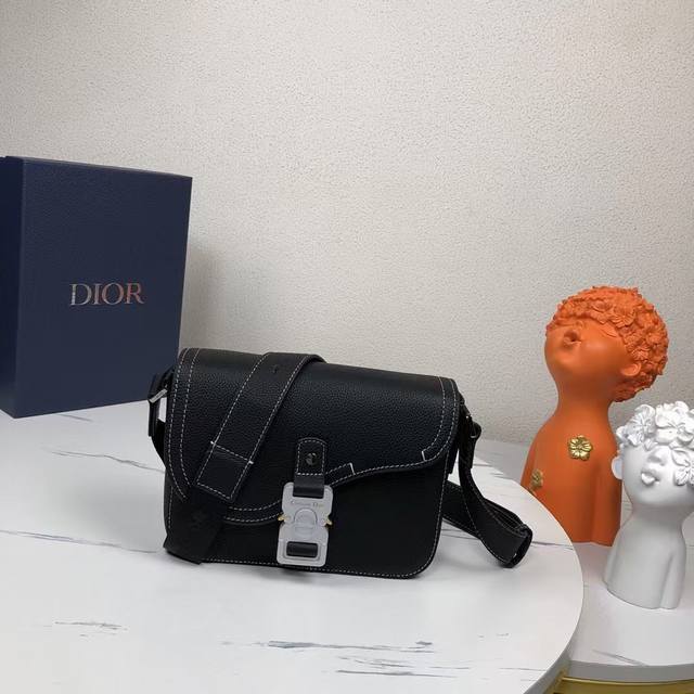 市场最高版本,欢迎对比 这款马鞍信使包是本季新品,精巧时尚。采用黑色粒面牛皮革精心制作,饰以对比鲜明的缉面线,搭配彰显马鞍风格审美的翻盖,点缀以铝扣提升格调。迷 市场最高版本,欢迎对比 这款马鞍信使包是本季新品,精巧时尚。采用黑色粒面牛皮革精心制作,饰以对比鲜明的缉面线,搭配彰显马鞍风格审美的翻盖,点缀以铝扣提升格调。迷