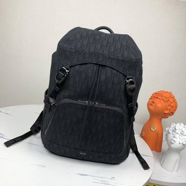 市场最高版本，欢迎对比 迪奥8折叠背包 黑色迪奥方形卡片 商品编号:1Eiba187Yky_H03E 年夏季，迪奥8款翻页背包将受到户外和迪奥之家的现代感的启发