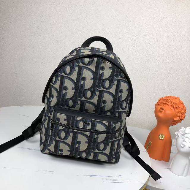 市场最高版本，欢迎对比 Rider背包 杏色Maxidioroblique提花机 产品编号:1Esba088Yxl_H03E Rider双肩包，彰显低调之美，让