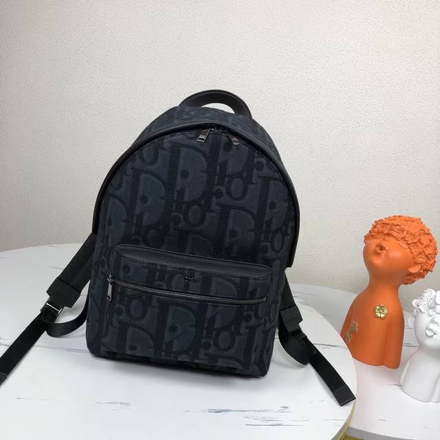 市场最高版本,欢迎对比 Rider背包 黑色Maxidioroblique提花机 产品编号:1Esba088Yxl_H03E Rider双肩包,彰显低调之美,让 市场最高版本,欢迎对比 Rider背包 黑色Maxidioroblique提花机 产品编号:1Esba088Yxl_H03E Rider双肩包,彰显低调之美,让