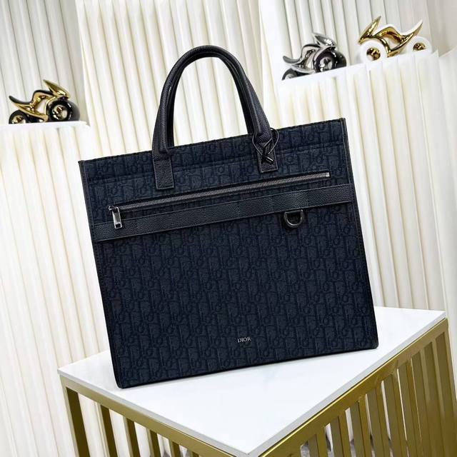 市场最高版本，欢迎对比 这款Safari手袋是二零二三秋季新品，兼具高雅风范与实用功能。采用黑色Oblique印花面料精心制作，饰以同色调粒面牛皮革装饰提升格调