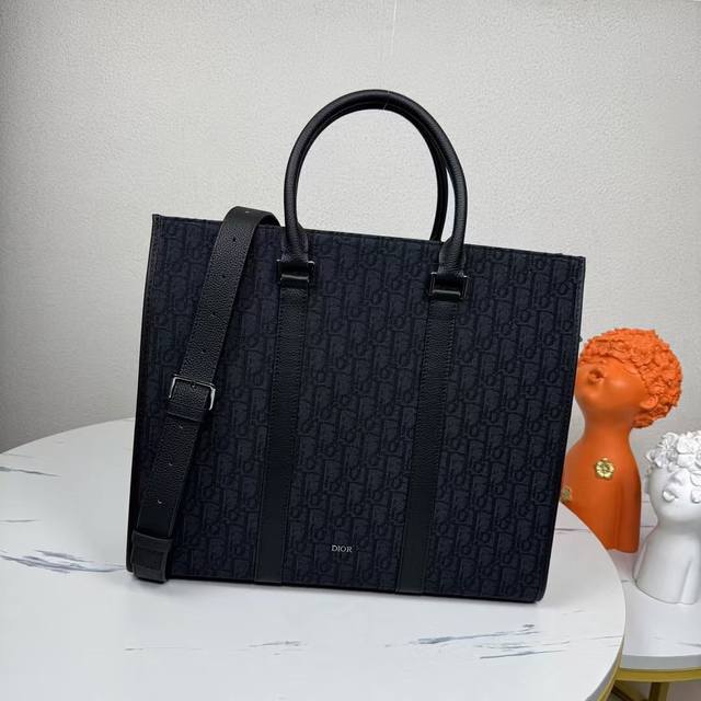 市场最高版本,欢迎对比 专柜买版复刻 East-West 手袋 黑色 Oblique 印花面料和黑色粒面牛皮革 编号: 1Essh232Yky_H03E 这款 市场最高版本,欢迎对比 专柜买版复刻 East-West 手袋 黑色 Oblique 印花面料和黑色粒面牛皮革 编号: 1Essh232Yky_H03E 这款