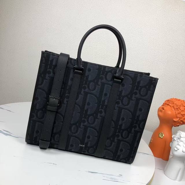 市场最高版本,欢迎对比 这款 East-West 手袋是二零二四春季男装系列新品,彰显经久不衰的高雅风格。采用黑色超大 Oblique 印花面料精心制作,饰以 市场最高版本,欢迎对比 这款 East-West 手袋是二零二四春季男装系列新品,彰显经久不衰的高雅风格。采用黑色超大 Oblique 印花面料精心制作,饰以