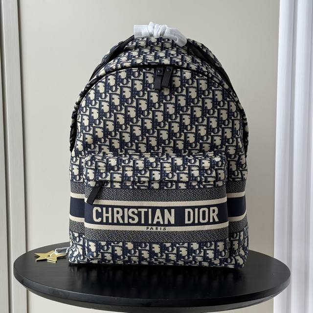 顶级专柜老鼠狠货最新火爆款迪奥刺绣款双肩背包男女通用款。这款 Diortravel Backpack 双肩包背包巧妙融合 Dior 的标志性细节与时尚而实用的设