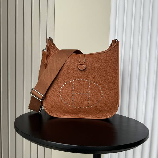 顶级原单爱马仕Clemence伊芙琳男女同款29公牛肩背包。半手腊线 -皮革扣盖，进口Togo皮 -“H”镂孔皮革 Wooly帆布肩带 可肩背或斜挎 颜色：黑色