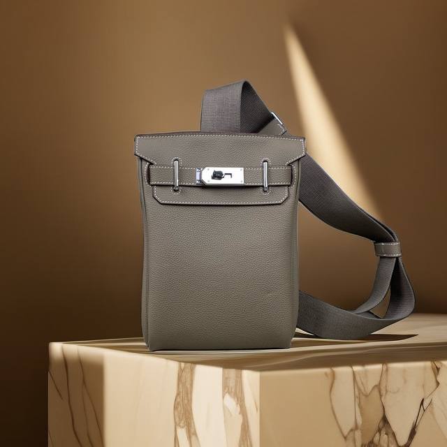 顶级专柜老鼠狠货 最新款式爱马仕全皮胸包男女通用爆款大量出货拉,叫嚣专柜货顶级原单货纸上谈兵吹牛皮的咱不会，请让狠货说话。款式可以复制抄袭，材料做工骗不了懂的人