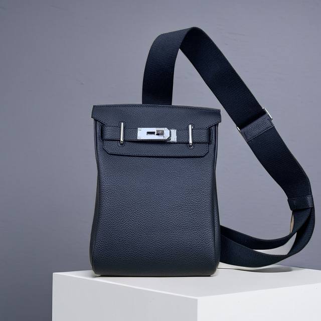 顶级专柜老鼠狠货 最新款式爱马仕全皮胸包男女通用爆款大量出货拉,叫嚣专柜货顶级原单货纸上谈兵吹牛皮的咱不会，请让狠货说话。款式可以复制抄袭，材料做工骗不了懂的人