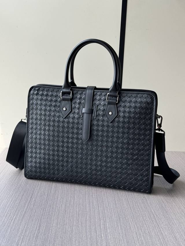顶级专柜老鼠高端狠货 最新火爆款Bv纯手工编织手提公文包大量出货啦,叫嚣专柜货顶级原单货纸上谈兵吹牛皮的咱不会，请让狠货说话。款式可以复制抄袭，材料做工骗不了懂