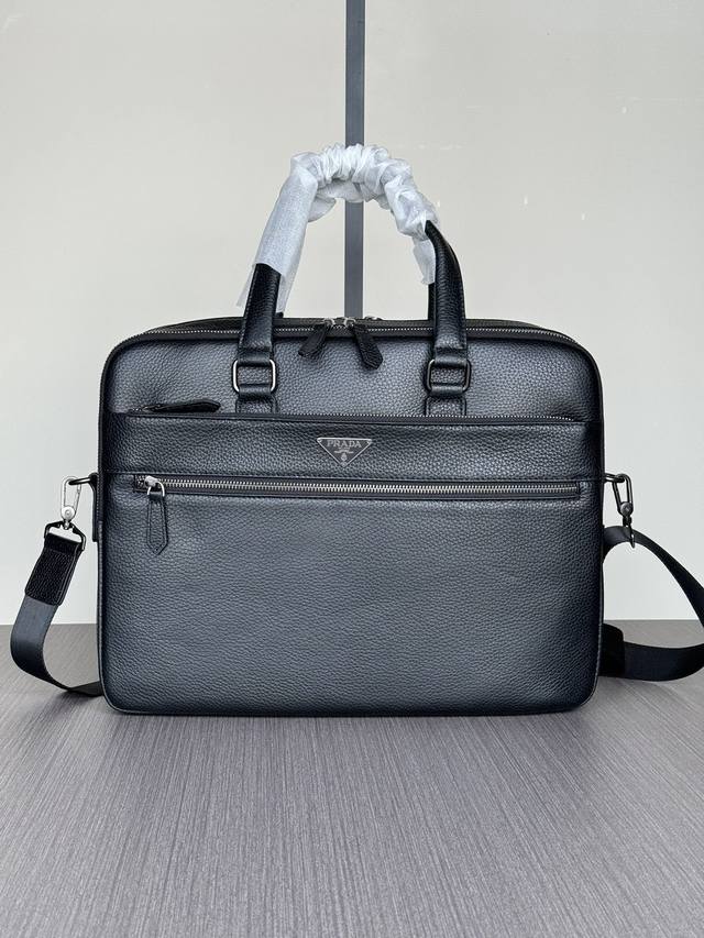 顶级专柜老鼠高端狠货 最新火爆款普拉达多拉链隔层手提公文包大量出货啦,叫嚣专柜货顶级原单货纸上谈兵吹牛皮的咱不会，请让狠货说话。款式可以复制抄袭，材料做工骗不了