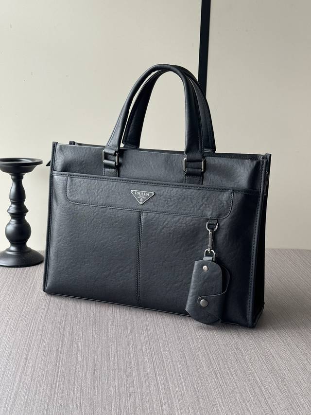 顶级专柜老鼠高端狠货 最新火爆款普拉达手提公文包大量出货啦,叫嚣专柜货顶级原单货纸上谈兵吹牛皮的咱不会，请让狠货说话。款式可以复制抄袭，材料做工骗不了懂的人。里