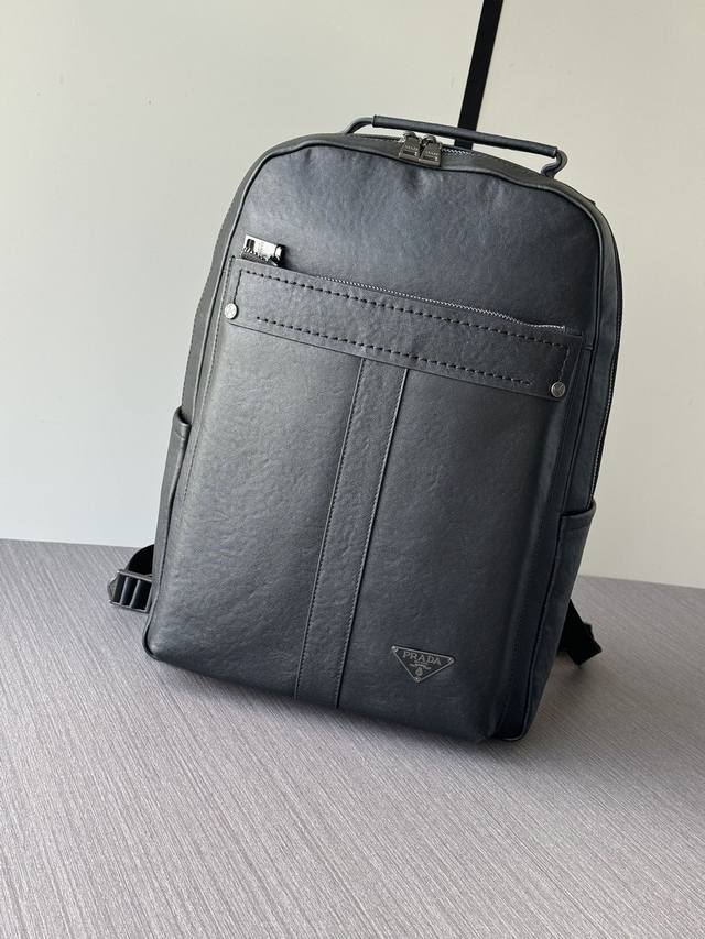 顶级专柜老鼠高端狠货 最新火爆款普拉达手提双肩背包大量出货啦,叫嚣专柜货顶级原单货纸上谈兵吹牛皮的咱不会，请让狠货说话。款式可以复制抄袭，材料做工骗不了懂的人。