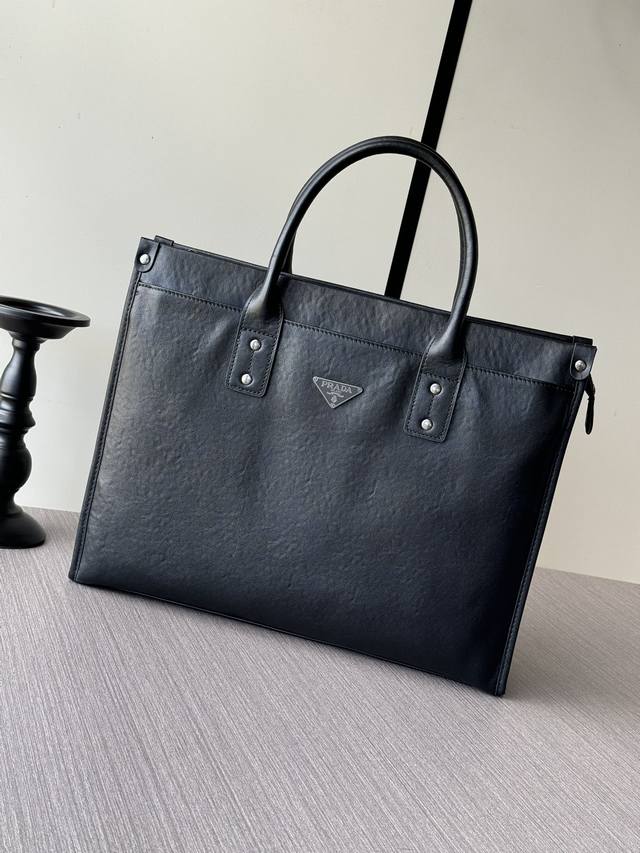 顶级专柜老鼠高端狠货 最新火爆款普拉达手提公文包大量出货啦,叫嚣专柜货顶级原单货纸上谈兵吹牛皮的咱不会，请让狠货说话。款式可以复制抄袭，材料做工骗不了懂的人。里