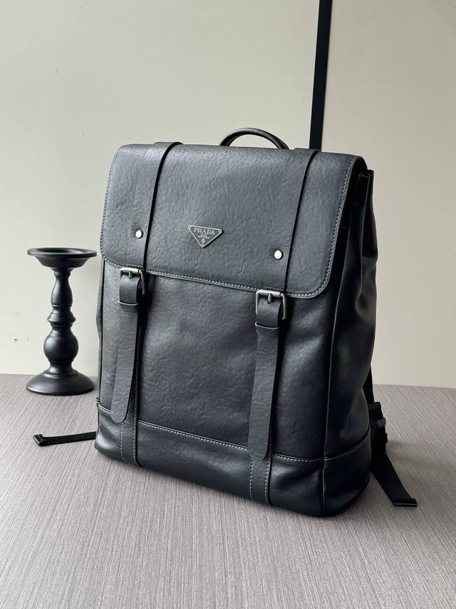 顶级专柜老鼠高端狠货 最新火爆款普拉达手提双肩背包大量出货啦,叫嚣专柜货顶级原单货纸上谈兵吹牛皮的咱不会，请让狠货说话。款式可以复制抄袭，材料做工骗不了懂的人。