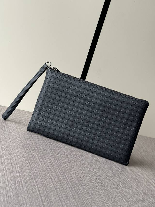 顶级专柜老鼠高端狠货 最新火爆款Bv手拿包大量出货啦,叫嚣专柜货顶级原单货纸上谈兵吹牛皮的咱不会，请让狠货说话。款式可以复制抄袭，材料做工骗不了懂的人。里外都是