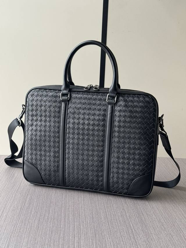 顶级专柜老鼠高端狠货 最新火爆款Bv纯手工编织手提公文包大量出货啦,叫嚣专柜货顶级原单货纸上谈兵吹牛皮的咱不会，请让狠货说话。款式可以复制抄袭，材料做工骗不了懂