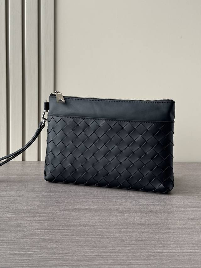 顶级专柜老鼠高端狠货2025最新火爆款Bv手拿包大量出货啦,叫嚣专柜货顶级原单货纸上谈兵吹牛皮的咱不会，请让狠货说话。款式可以复制抄袭，材料做工骗不了懂的人。里