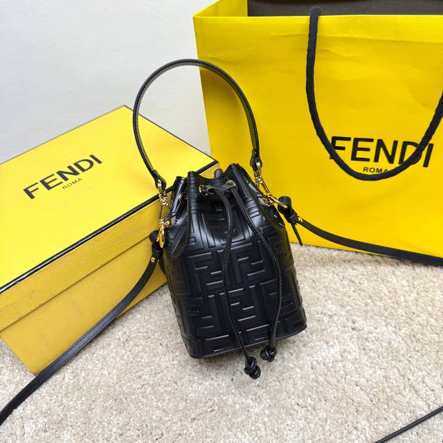 芬家最新得力作品,当中复古Ff字母凸纹印花标志最为出色,也是芬家最经典花纹,深受欢喜已久,精致的水桶造型配搭,另其更具出众,上身更是美美哒,正品购入打版,原单级 芬家最新得力作品,当中复古Ff字母凸纹印花标志最为出色,也是芬家最经典花纹,深受欢喜已久,精致的水桶造型配搭,另其更具出众,上身更是美美哒,正品购入打版,原单级